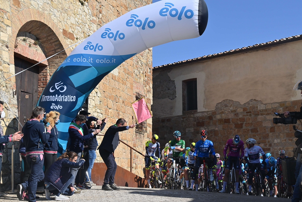 Caleb Ewan sprint sur la promenade pour gagner